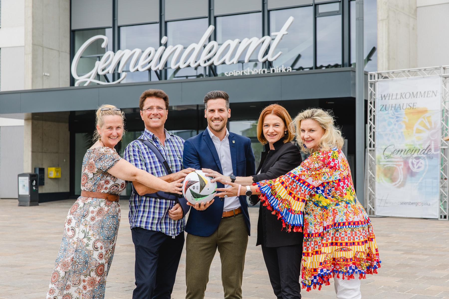 Mag.Dr. Sabine Wenko (Sofa), Bürgermeister Werner Baumann (Seiersberg-Pirka), Bürgermeister Alexander Ernst (Werndorf), Landesrätin Simone Schmiedtbauer, HR 
