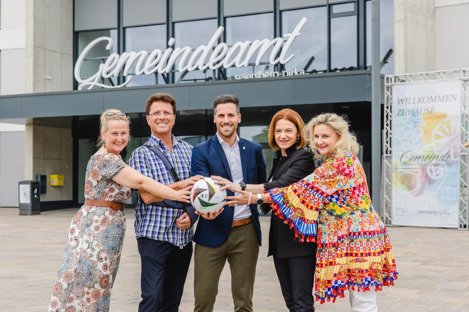 Mag.Dr. Sabine Wenko (Sofa), Bürgermeister Werner Baumann (Seiersberg-Pirka), Bürgermeister Alexander Ernst (Werndorf), Landesrätin Simone Schmiedtbauer, HR 